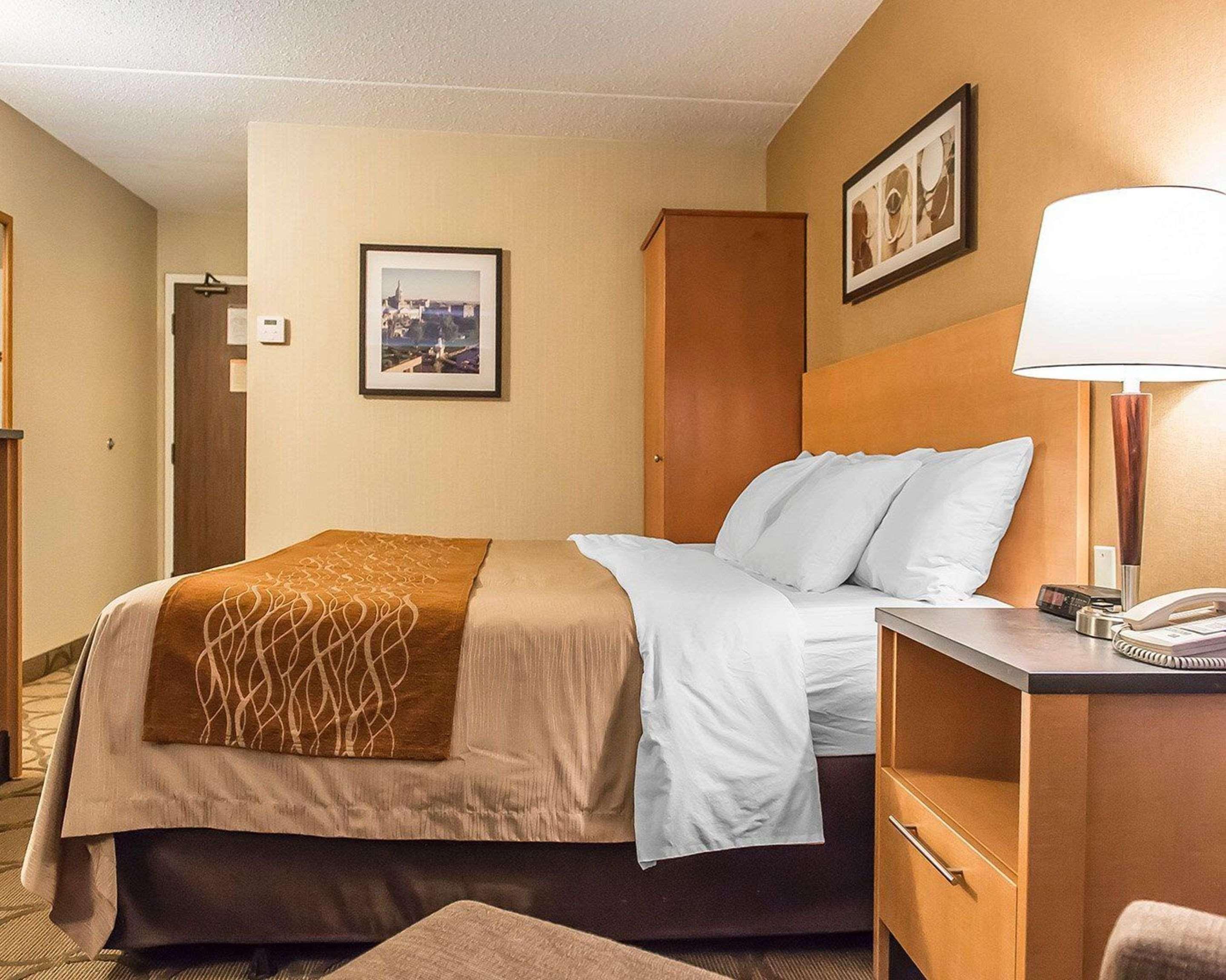 Comfort Inn Hwy 401 Kingston Exterior photo