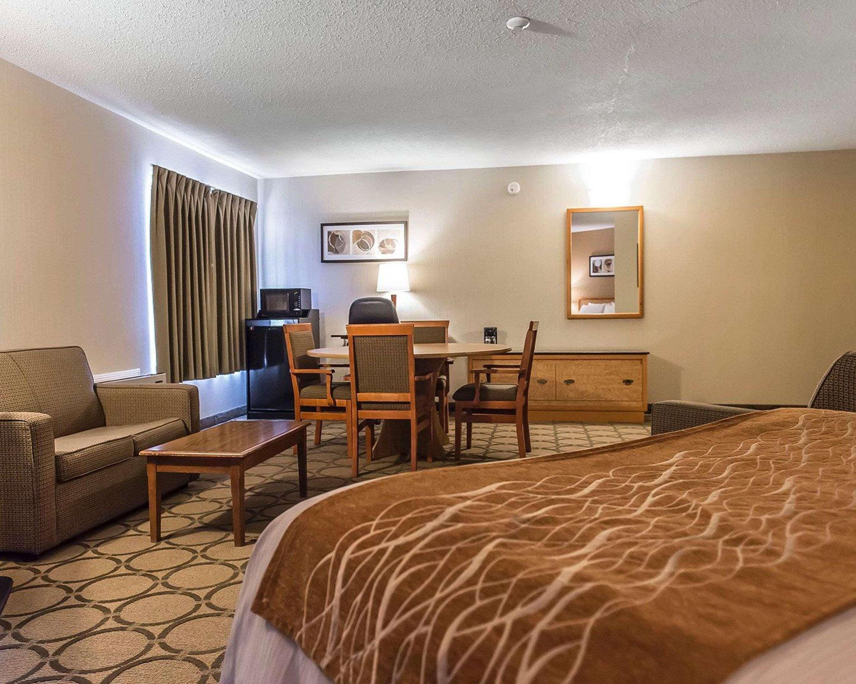 Comfort Inn Hwy 401 Kingston Exterior photo