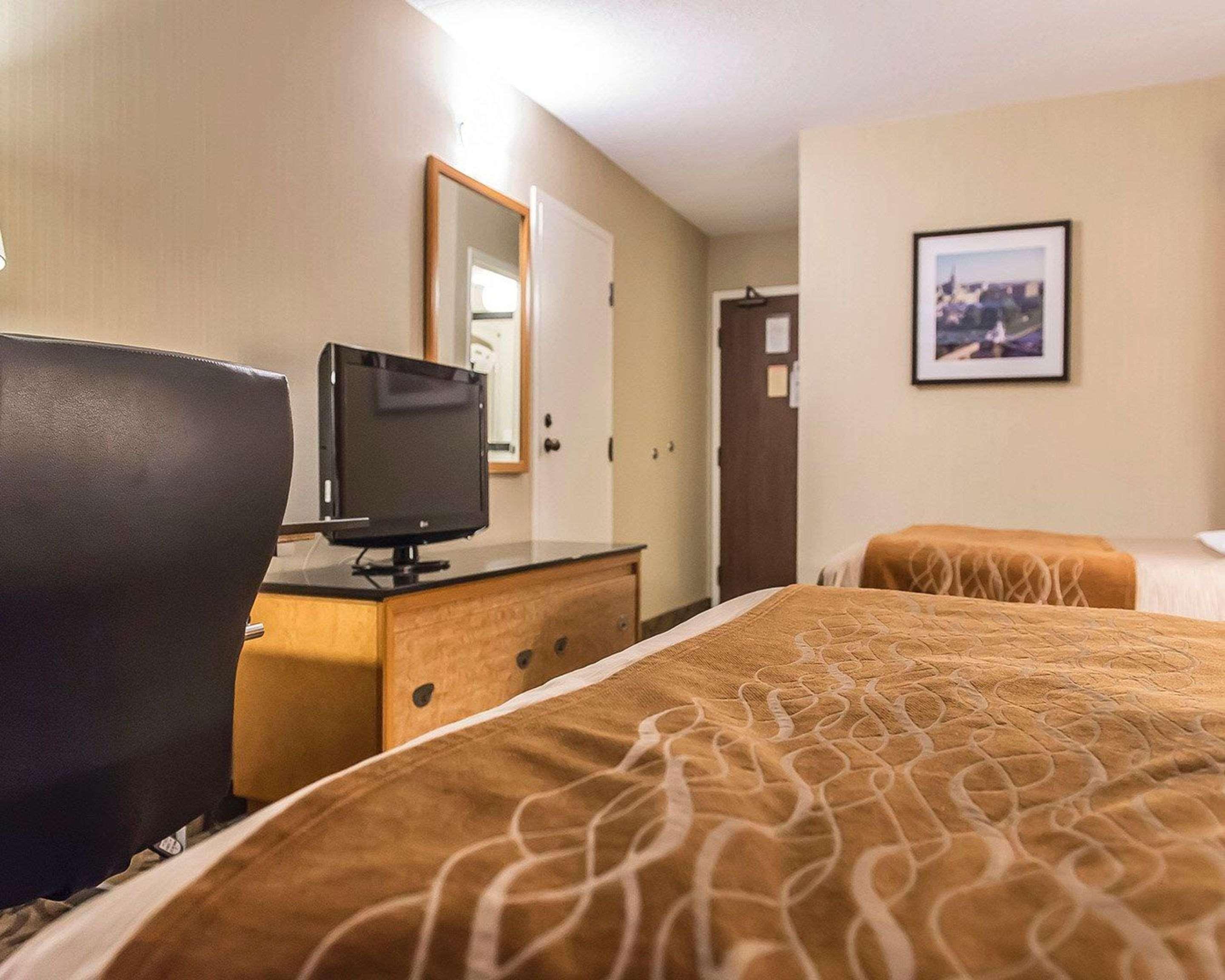 Comfort Inn Hwy 401 Kingston Exterior photo