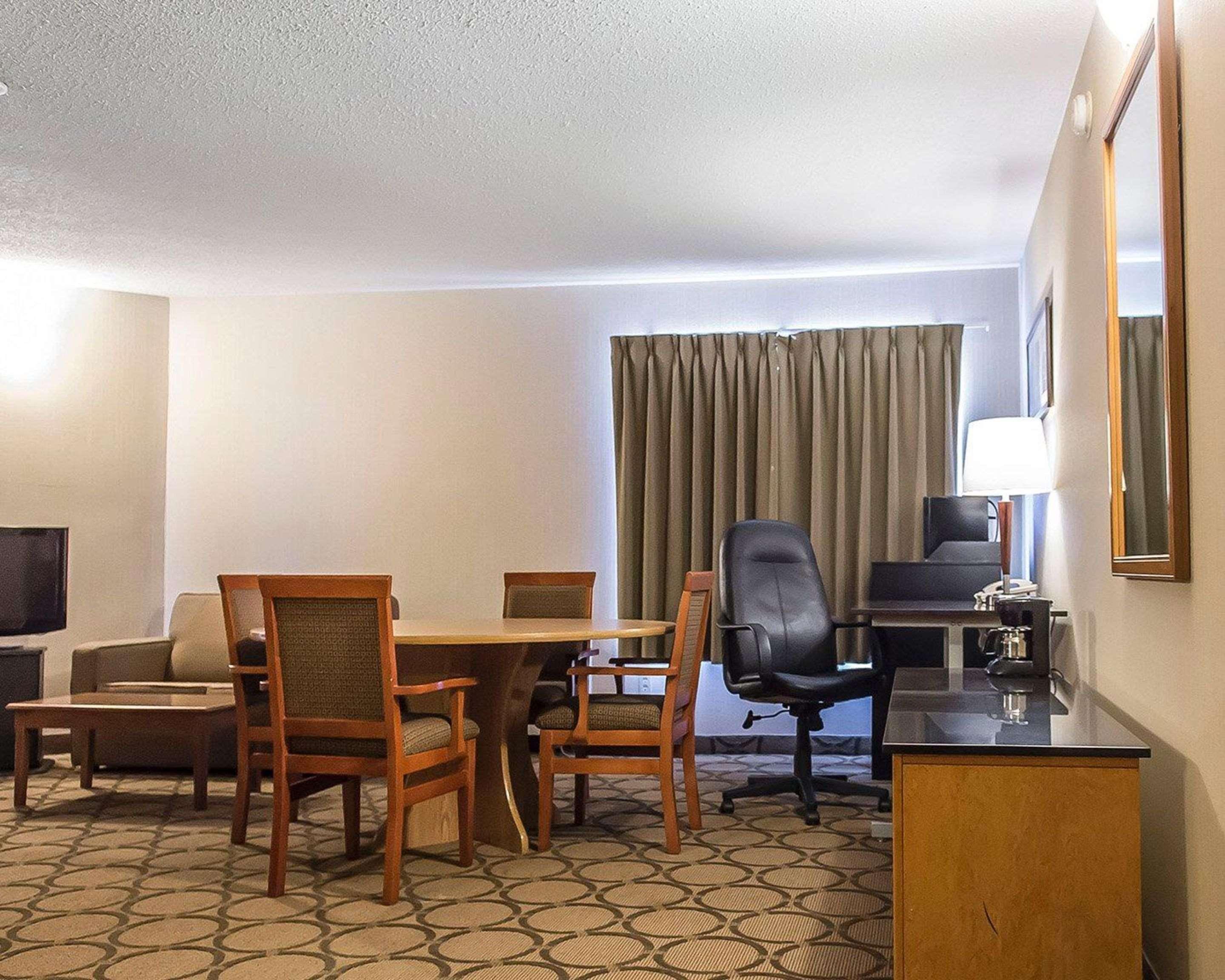 Comfort Inn Hwy 401 Kingston Exterior photo